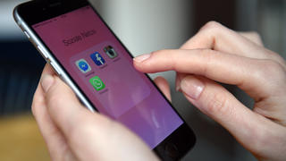 ARCHIV - ILLUSTRATION - Auf einem iphone 6 sind am 20.03.2015 die Apps "Facebook", "WhatsApp", "Instagram" und "Messenger" zu sehen.(Zu dpa-KORR «Wie männlich ist das Internet?» vom 31.03.2017) Foto: Britta Pedersen/dpa-Zentralbild/dpa +++(c) dpa - Bildfunk+++