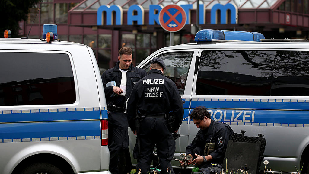 Polizeifahrzeuge stehen am 21.04.2017 in Köln (Nordrhein-Westfalen) vor dem Maritim Hotel. Der Parteitag der AfD findet vom 22. bis 23.04.2017 hier statt. 