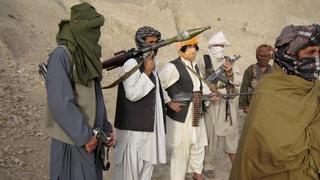 ARCHIV - Begleitet von Taliban-Kämpfern gibt Sabiullah Mudschahid, ein Sprecher der Taliban, am 07.10.2008 ein Interview für einen TV-Sender in der afghanischen Provinz Helmand. Bei dem Taliban-Angriff im Nordosten Afghanistans sind mehrere Ausländer getötet worden. Dabei ist nach bisherigen Erkenntnissen der Tod von einer deutschen Frau bestätigt. Das erfuhr die Nachrichtenagentur dpa am Samstag aus zuverlässiger Quelle in Kabul. Die afghanische Polizei hatte von sechs getöteten Deutschen berichtet. Außerdem starben nach Angaben der Polizei zwei Amerikaner und zwei Afghanen. Der Polizeichef der Provinz Badachschan, Agha Nur Kentus, sagte, bei den toten Ausländern seien sechs deutsche und zwei amerikanische Reisepässe gefunden worden. Die Opfer hätten für das Noor-Augenkrankenhaus in Kabul gearbeitet, das von der christlichen Hilfsorganisation International Assistance Mission (IAM) betrieben wird.  Foto: EPA/STRINGER /zu dpa 0112)  +++(c) dpa - Bildfunk+++