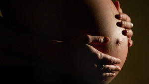 ARCHIV - Eine hochschwangere Frau fasst sich mit beiden Händen an ihren Bauch (Archivfoto vom 05.01.2007). Viele tausend Babys kommen in Deutschland pro Jahr mit Alkoholschäden zur Welt. Die Schätzungen schwanken zwischen 4000 und 10 000 Kindern, die