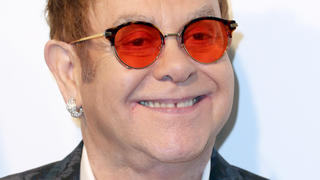 Sir Elton John lächelt in die Kamera