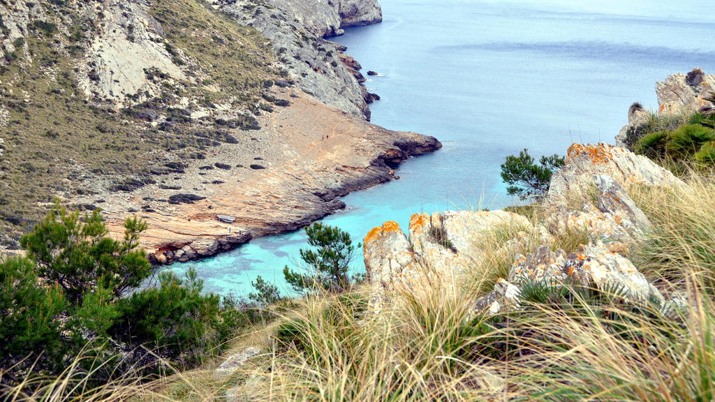 Blick auf die abgelegene Bucht Cala Figuera auf der Halbinsel Formentor, aufgenommen am 04. April 2016. Lange ein Geheimtipp, ist die malerische Bucht im äußersten Nordosten von Mallorca inzwischen längst von vielen Touristen als Ausflugsziel entdeck