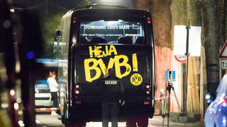 ARCHIV - Ein Beamter des Landeskriminalamtes (LKA) untersucht am 12.04.2017, in der Nacht nach dem Vorfall, in Dortmund (Nordrhein-Westfalen) den Mannschaftsbus der Fußballmannschaft von Borussia Dortmund, bei dem es drei Explosionen gegeben hatte. Foto: Marcel Kusch/dpa +++(c) dpa - Bildfunk+++