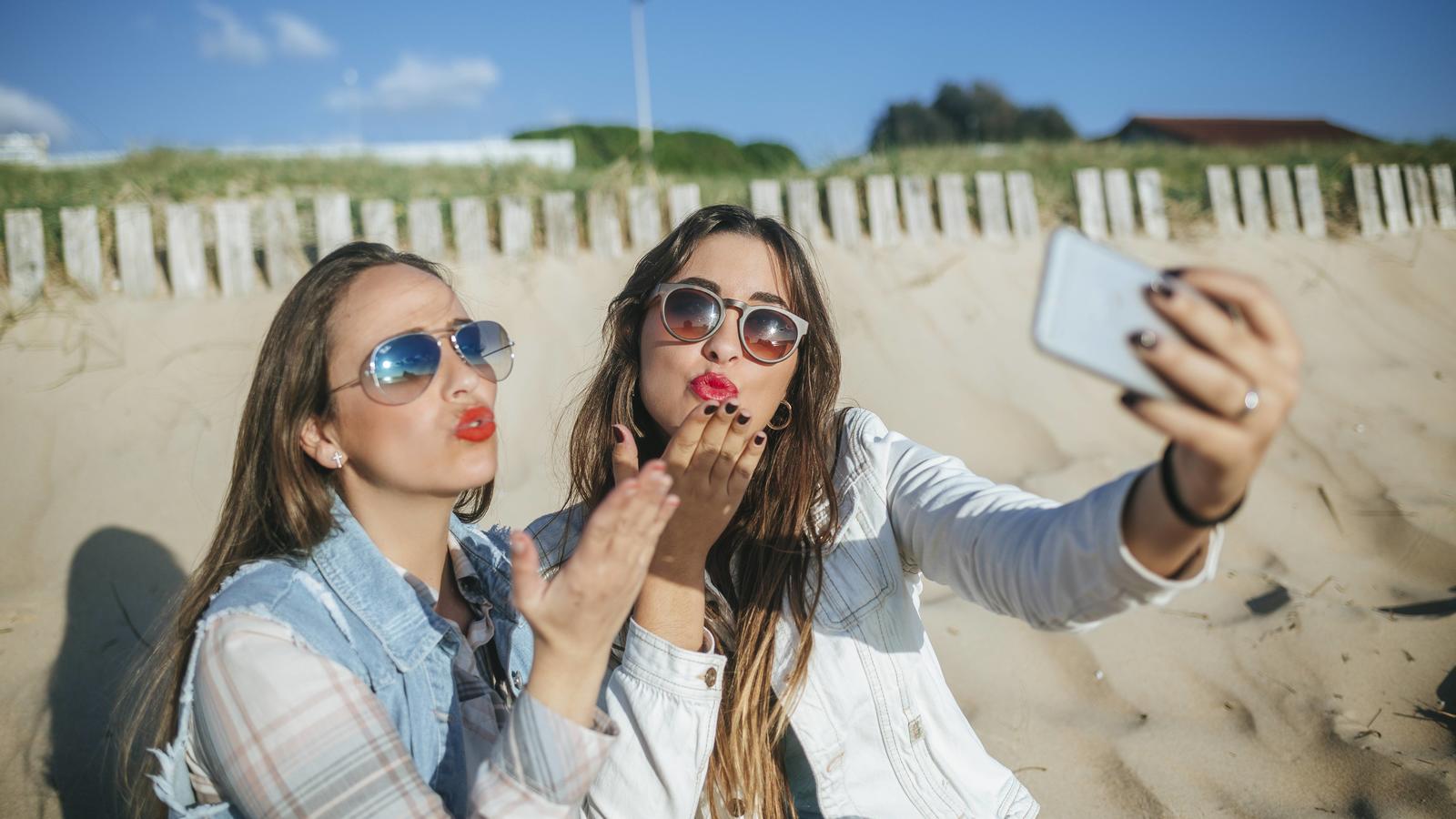 Zwei Frauen am Strand machen ein Selfie