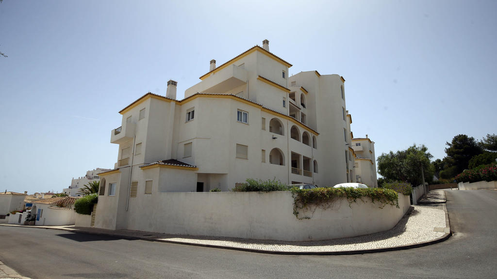 ARCHIV - Das Haus in Luz bei Lagos (Portugal), aus dem Madeleine McCann (Maddie) am 03. Mai 2007 verschwand,