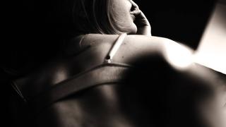 Rueckansicht junge Frau in Dessous, sepia | Back of a young woman in lingerie, sepia tone