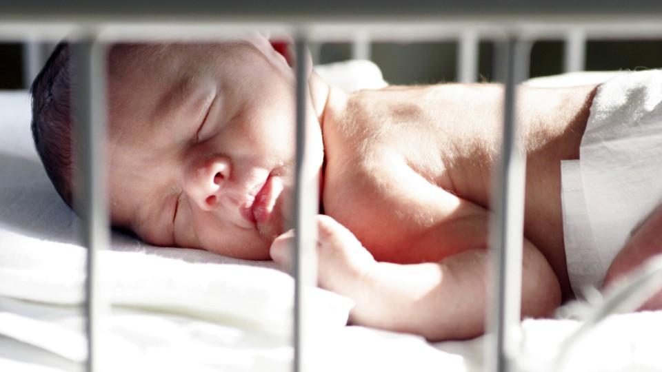 Wenn das Baby auf dem Bauch schläft, sind Eltern häufig besorgt, es könnte den plötzlichen Kindestod erleiden - stimmt das?