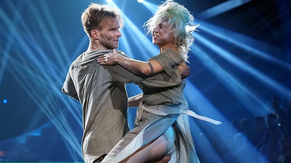 Kathrin Menzinger und Vadim Garbuzov zeigen ihren Showdance zu "I Am A Refugee".