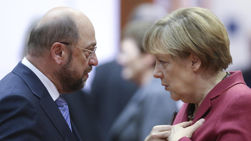 ARCHIv - Bundeskanzlerin Angela Merkel (CDU, r) und der damalige Präsident des Europäischen Parlaments, Martin Schulz, unterhalten sich am 23.10.2014 in Brüssel (Belgien) vor Beginn des EU-Gipfels. (zu dpa "Schafft Schulz das 2:1 gegen Merkel?" vom