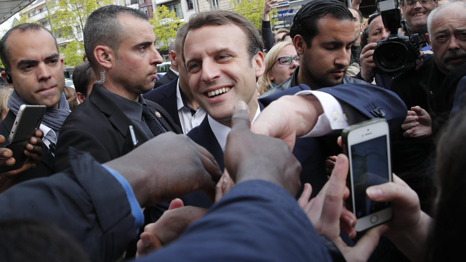 dpatopbilder - Der sozialliberale Präsidentschaftskandidat Emmanuel Macron (M) begrüßt am 05.05.2017 in Rodez (Frankreich) auf einer Wahlkampfveranstaltung seine Anhänger. Die Franzosen wählen am 07. Mai in einer Stichwahl ihr neues Staatsoberhaupt. 