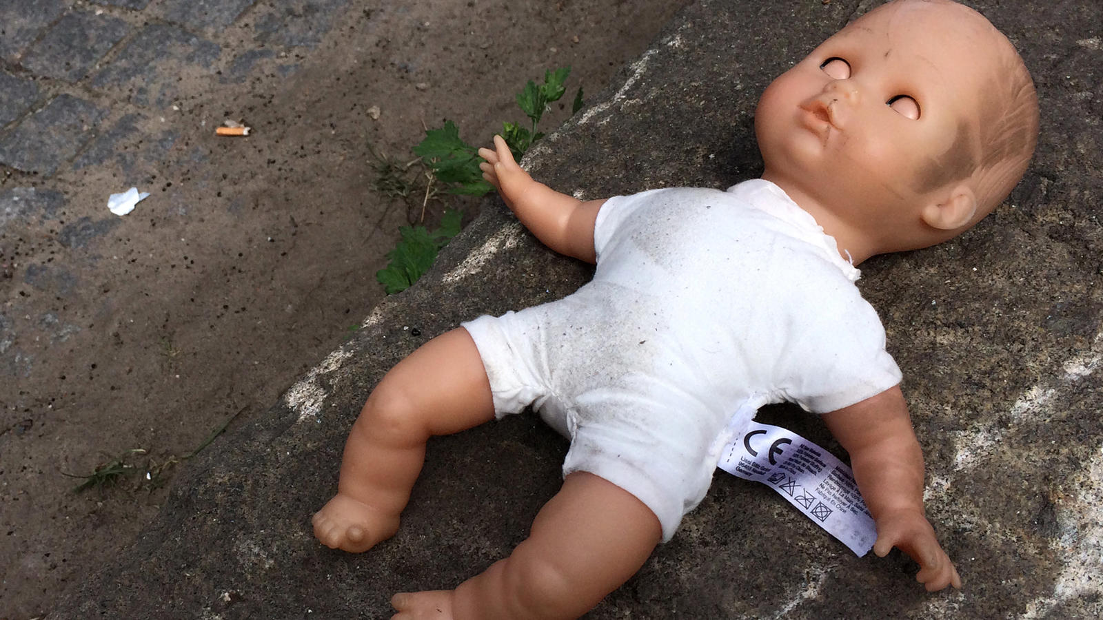 ARCHIV - ILLUSTRATION - Eine Puppe liegt am 30.04.2014 in Berlin am Straßenrand. Ein Auszubildender zum Kinderpfleger soll zwei Jahre lang mehrere kleine Jungs sexuell missbraucht haben. Vom 27.03.2017 an muss sich der heute 22-Jährige wegen sexuelle