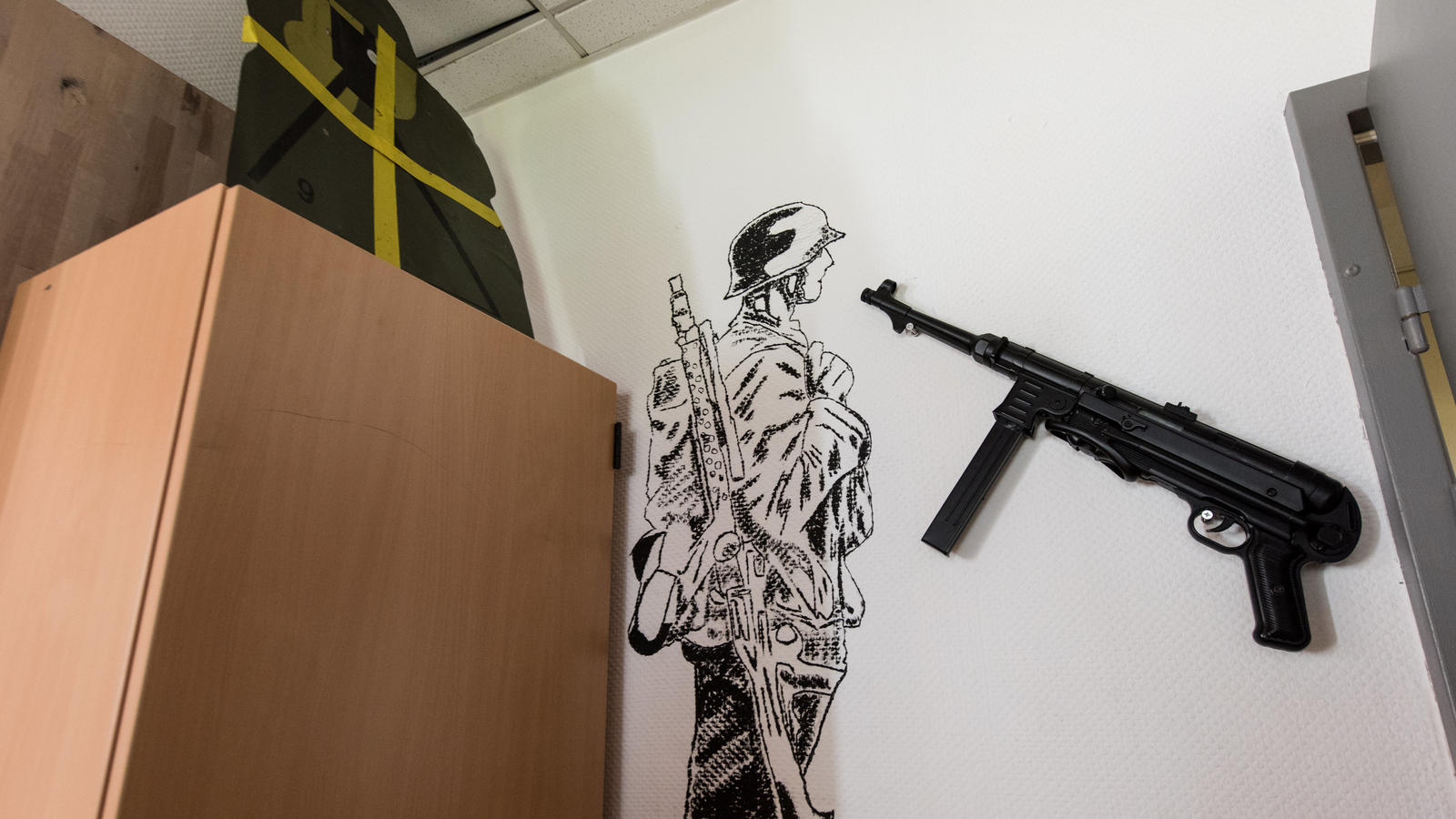 Im Aufenthaltsraum, dem sogenannten Bunker, des Jägerbataillons 291 der Bundeswehr in Illkirch bei Straßburg (Frankreich) hängt am 03.05.2017 eine Maschinenpistole MP 40 an der Wand. Dort war der terrorverdächtige Oberleutnant Franco A. stationiert. 