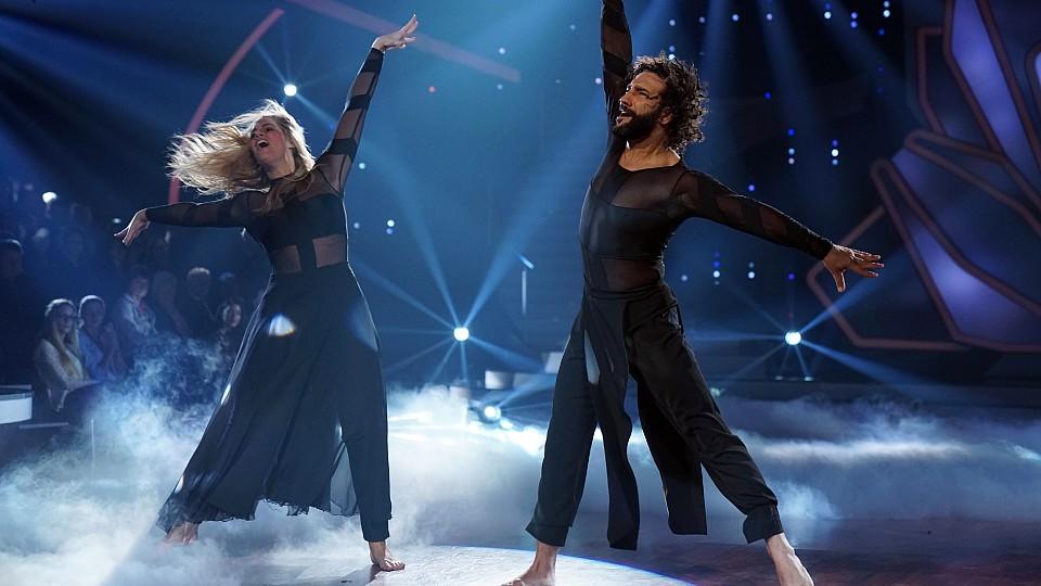 Was für ein atemberaubender Contemporary. Das Besondere bei diesem Tanz: Die Jury schenkt Angelina und Massimo 30 Punkte.