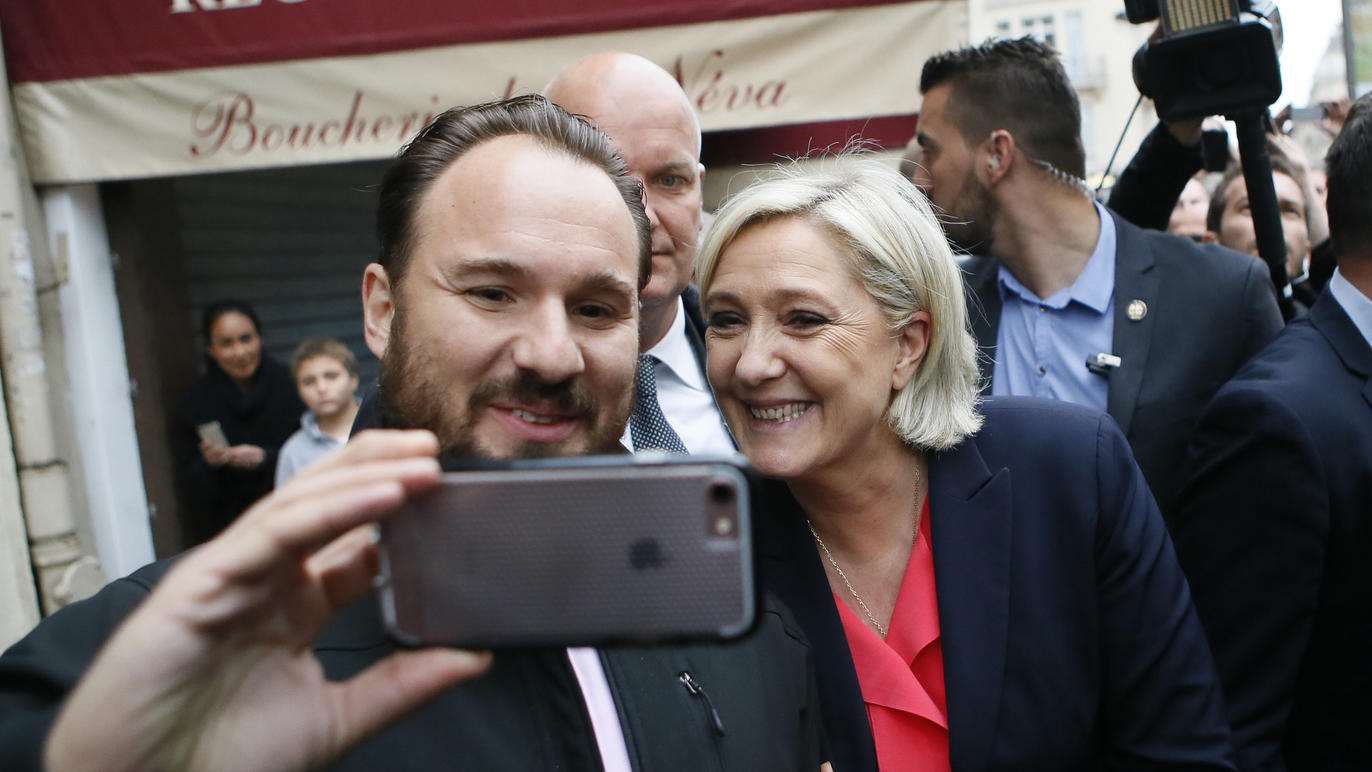 Die rechtspopulistische Kandidatin Marine Le Pen posiert am 07.05.2017 beim Verlassen ihrer Wahlkampfzentrale in Paris für ein Selfie. Macron tritt in der Stichwahl um das Präsidentenamt in Frankreich gegen Le Pen von der Front National an. Foto: Fra
