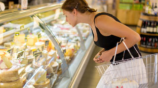 Käsetheke im Supermarkt