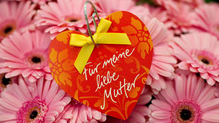 ARCHIV - In einem Floristikgeschäft in Frankfurt (Oder) steckt am 11.05.2012 eine Karte in Herzform mit der Aufschrift «Für meine liebe Mutter» in einem Blumenstrauß. (zu dpa "Die meisten Deutschen wollen sich zu Muttertag einfach bedanken" vom 13.05.2017) Foto: Patrick Pleul/dpa-Zentralbild/dpa +++(c) dpa - Bildfunk+++