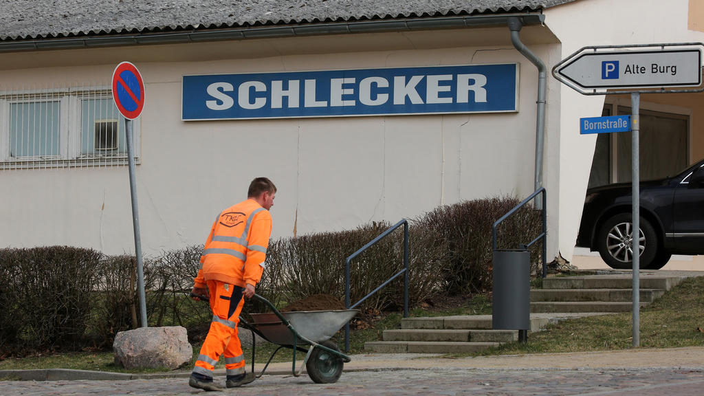 ARCHIV - Ein Schild mit der Aufschrift "Schlecker" hängt am 06.03.2017 in Penzlin (Mecklenburg-Vorpommern) an einer früheren Verkaufsstelle von Europas ehemals größter Drogeriekette, die im Januar 2012 Insolvenz angemeldet hat. (zu dpa-Berichterstatt