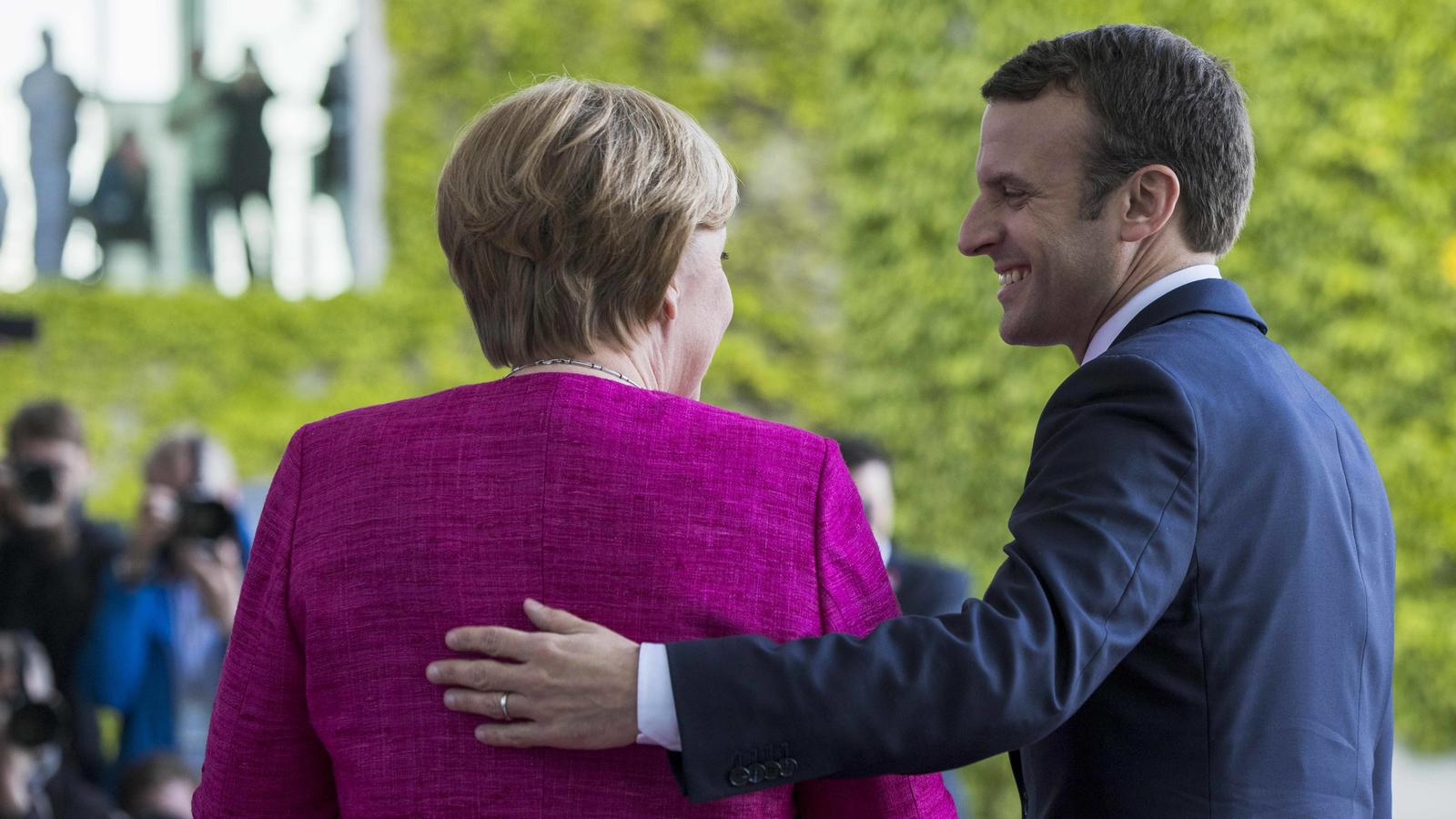 Die deutsche Bundeskanzlerin Angela Merkel empfängt den neuen französischen Präsidenten Emmanuel Macron.