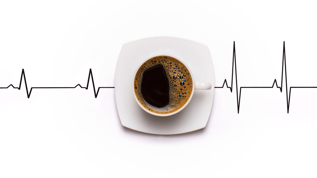 Kaffee soll für Herzrhythmusstörungen verantwortlich sein. Aber stimmt das wirklich? 
