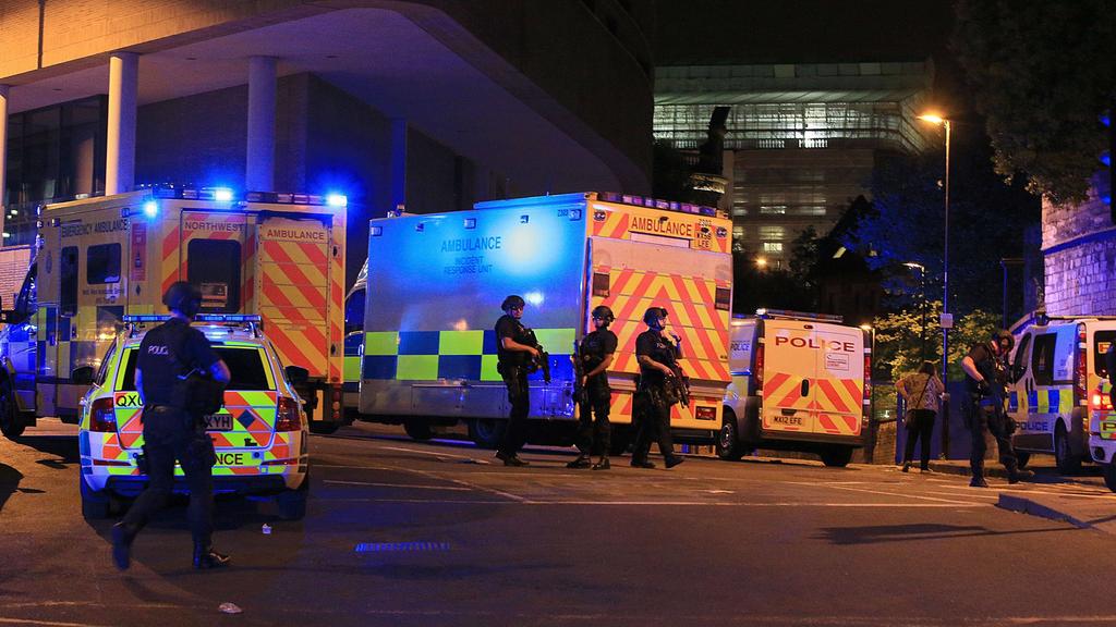 Armed police at Manchester Arena after reports of an explosion at the venue during an Ariana Grande gig. Manchester Arena incident PUBLICATIONxINxGERxSUIxAUTxONLY Copyright: xPeterxByrnex 31415864Armed Police AT Manchester Arena After Reports of to E