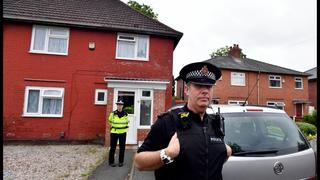 . 24/05/2017. Manchester, United Kingdom. Manchester Terror attack- Day Two. Police stand outside a house in South Manchester, where it s believed family members from the terror bombers were arrested. PUBLICATIONxINxGERxSUIxAUTxHUNxONLY xAndrewxParsonsx/xi-Imagesx IIM-15177-000424 05 2017 Manchester United Kingdom Manchester Terror Attack Day Two Police stand outside a House in South Manchester Where IT S believed Family Members from The Terror Bombers Were Arrested PUBLICATIONxINxGERxSUIxAUTxHUNxONLY  Xi Imagesx iim  0004  