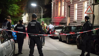 Polizisten sichern am 25.05.2017 in Wuppertal (Nordrhein-Westfalen) eine Straße vor einem Wohnheim. In einem Wohnheim in Wuppertal-Elberfeld hat ein Spezialkommando der Polizei drei Leichen gefunden. «Wir gehen von einem Tötungsdelikt aus», sagte eine Sprecherin der Polizei. Zwei Tatverdächtige wurden noch am Tatort - einer sozialtherapeutischen Einrichtung - festgenommen. (zu dpa «Drei Tote in Wohnheim in Wuppertal - Festnahmen am Tatort» vom 25.05.2017) Foto: Marcel Kusch/dpa +++(c) dpa - Bildfunk+++