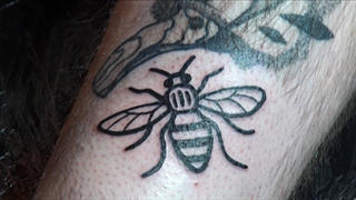 Auf seine Wade hat sich ein Mann ein Tattoo in Form einer Biene stechen lassen, aufgenommen am 26.05.2017. Aus Solidarität mit den Opfern des Terroranschlags von Manchester haben sich viele Briten jetzt Bienen-Tattoos stechen lassen. Die Biene gilt alös Symbol für die Stadt Manchester.  (zu dpa "Bienen-Tattoos aus Solidarität mit Terroropfern" vom 27.05.2017) Foto: Pa Video/PA Wire/dpa +++(c) dpa - Bildfunk+++