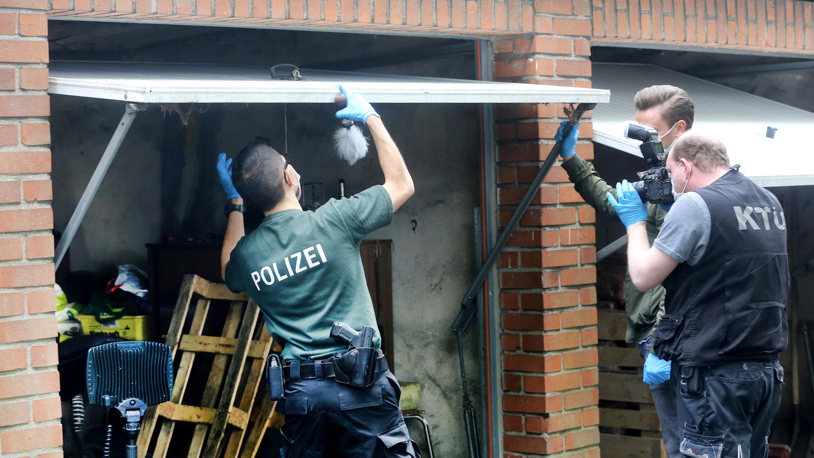 In einer Garage in Neukirchen-Vluyn fanden die Ermittler Chemikalien und Gegenstände, die man zum Bau einer Bombe braucht.