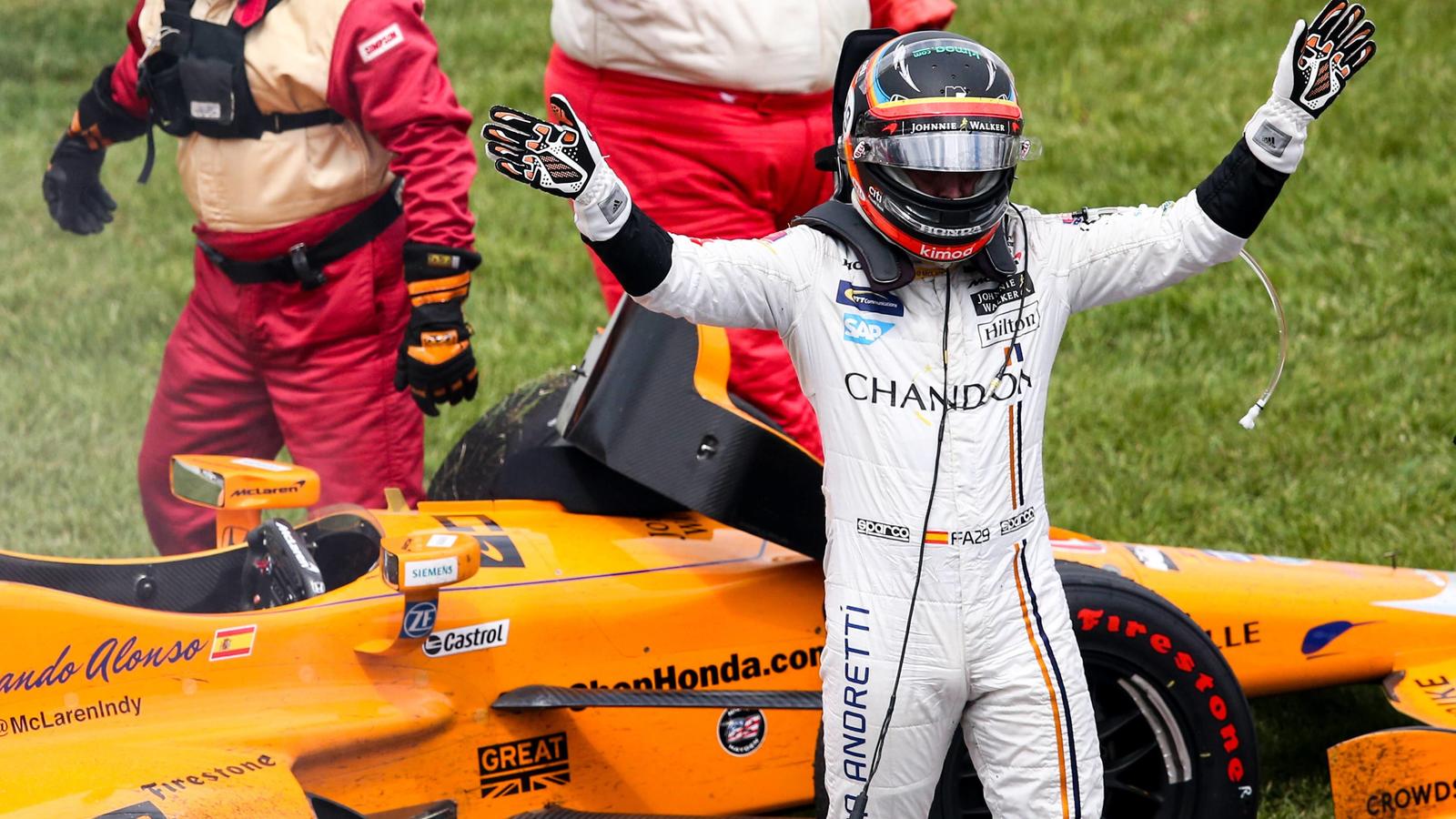 Fernando Alonso acknowledges the turn one crowd after his engine failed in the 2017 Indianapolis 500, at the Indianapolis Motor Speedway on May 28, 2017 in Indianapolis, Indiana. PUBLICATIONxINxGERxSUIxAUTxHUNxONLY IND2017052833 MIKExGENTRYFernando A