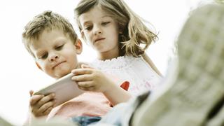 Brother and sister using smart phone model released Symbolfoto property released PUBLICATIONxINxGERxSUIxAUTxHUNxONLY JATF00960Brother and Sister Using Smart Phone Model released Symbolic image Property released PUBLICATIONxINxGERxSUIxAUTxHUNxONLY JATF00960  