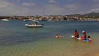 Familie auf Surfbrett, Strand, Portocolom, Mallorca, Balearen, Spanien | Verwendung weltweit