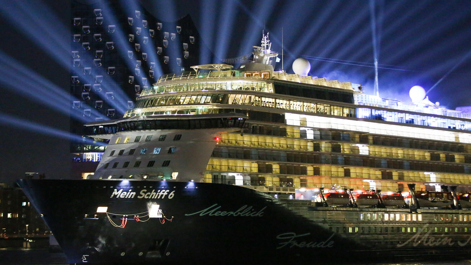 Die  "Mein Schiff 6" von Tui Cruises wurde 2017 in Hamburg getauft.