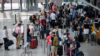 Reisende stehen am 02.06.2017 an Check-In-Schaltern am Flughafen in München (Bayern). Zum Beginn der Pfingstferien in Bayern 02.06.2017 brechen zahlreiche Menschen in den Urlaub auf. Foto: Matthias Balk/dpa +++(c) dpa - Bildfunk+++