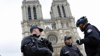 ARCHIV - Polizisten sichern am 07.05.2017 in Paris, (Frankreich) während der zweiten Runde der Präsidentschaftswahl die Kathedrale Notre Dame. (Zu dpa «Polizist schießt bei Notre-Dame auf Angreifer» vom 06.06.2017) Foto: Burhan Ozbilici/AP/dpa +++(c) dpa - Bildfunk+++