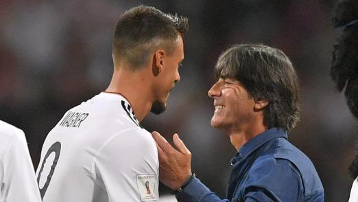 10.06.2017, Fussball Länderspiel WM-Qualifikation, Deutschland - San Marino, im Stadion Nürnberg. Nach dem Spiel, Trainer Joachim Löw (Deutschland) gratuliert Sandro Wagner (2.v.li, Deutschland) zum Sieg. PUBLICATIONxNOTxINxSUI10 06 2017 Football int
