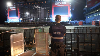 Polizeibeamte durchsuchen nach dem Festivalabbruch wegen Terrorgefahr am 02.06.2017 in Nürburg (Rheinland-Pfalz) beim Musikfestival Rock am Ring das Veranstaltungsgelände. Rund 85 Bands sollten von Freitag bis Sonntag auf vier Bühnen auftreten. Foto: Thomas Frey/dpa +++(c) dpa - Bildfunk+++