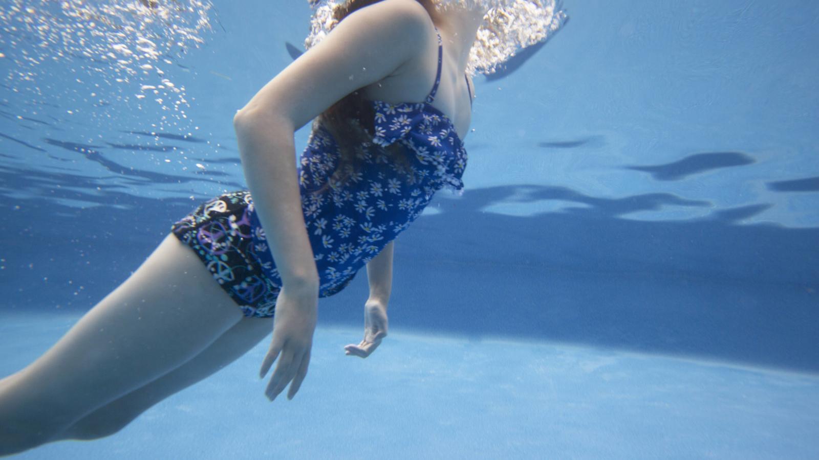 Ein Mädchen, das nicht schwimmen kann, geht ohne helfendes Zubehör ins Wasser und ertrinkt (Symbolbild)
