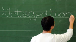 ARCHIV - ILLUSTRATION - Ein Schüler der neunten Klasse an einer Hauptschule in Straubing (Niederbayern) schreibt das Wort «Integration» auf eine Tafel (Archivfoto vom 11.12.2006). Bundeskanzlerin Merkel lädt am Mittwoch (03.11.2010) zum 4. Integrati