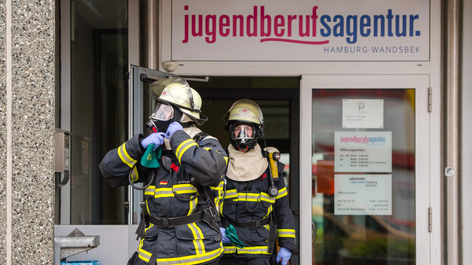 ARCHIV - Feuerwehrkräfte kommen am 07.11.2016 in Hamburg aus der Jugendberufsagentur Hamburg-Wandsbek. Eine 46 Jahre alte Frau ist in dem Jobcenter von ihrem Ex-Partner mit Säure überschüttet worden. Am 19.06.2017 wird voraussichtlich das Urteil  vor