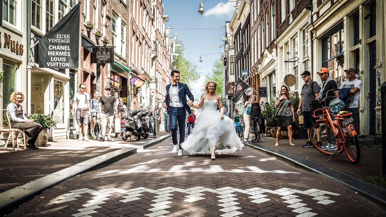 Die AWZ-Stars Juliette und Salvatore Greco heirateten in Amsterdam zum zweiten Mal.