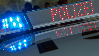 ARCHIV - Der Schriftzug «Polizei» ist am 21.10.2016 in Schwerin (Mecklenburg-Vorpommern) auf der digitalen Anzeigenleiste auf dem Dach eines neuen Funkstreifenwagens der Landespolizei zu sehen. Die Polizisten in Mecklenburg-Vorpommern klagen über Personalmangel, fehlende Anerkennung und zunehmende Gewalt gegen sie. Nun stocken auch noch die Tarifverhandlungen mit dem Finanzministerium. (zu dpa «Polizisten fordern Tariferhöhung wie im Öffentlichen Dienst» vom 26.04.2017) Foto: Jens Büttner/dpa-Zentralbild/dpa +++(c) dpa - Bildfunk+++