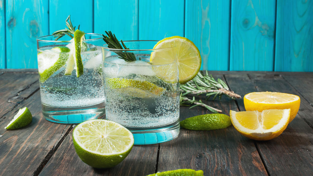 Gin Tonic mit Rosmarin.