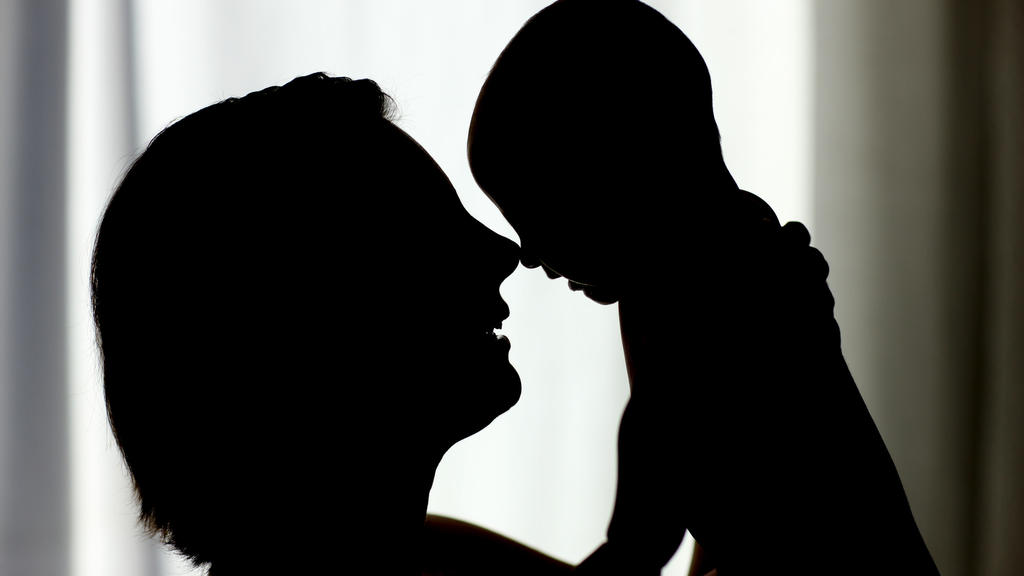 ARCHIV - ILLUSTRATION - Die Silhouette einer Mutter mit ihrem drei Monate alten Baby, aufgenommen am 03.02.2008 in Briesen (Oder-Spree, Brandenburg). (zu dpa "Mehr Mütter nehmen Elternzeit - raschere Rückkehr in den Job" vom 23.06.2017) Foto: Patrick