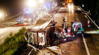 Ein Gefahrgut-Tansporter liegt am 26.06.2017 bei Erwitte (Nordrhein-Westfalen) nach einem Unfall auf der Autobahn 44. Wegen eines umgestürzten Gefahrgut-Transporters ist die A44 bei Erwitte im Kreis Soest voraussichtlich noch bis zum Nachmittag in beide Fahrtrichtungen voll gesperrt. Die Bergungsarbeiten werden wohl noch bis 14.00 Uhr andauern, wie die Polizei mitteilte. Foto: Markus Kluemper/ aktiv media/dpa +++(c) dpa - Bildfunk+++