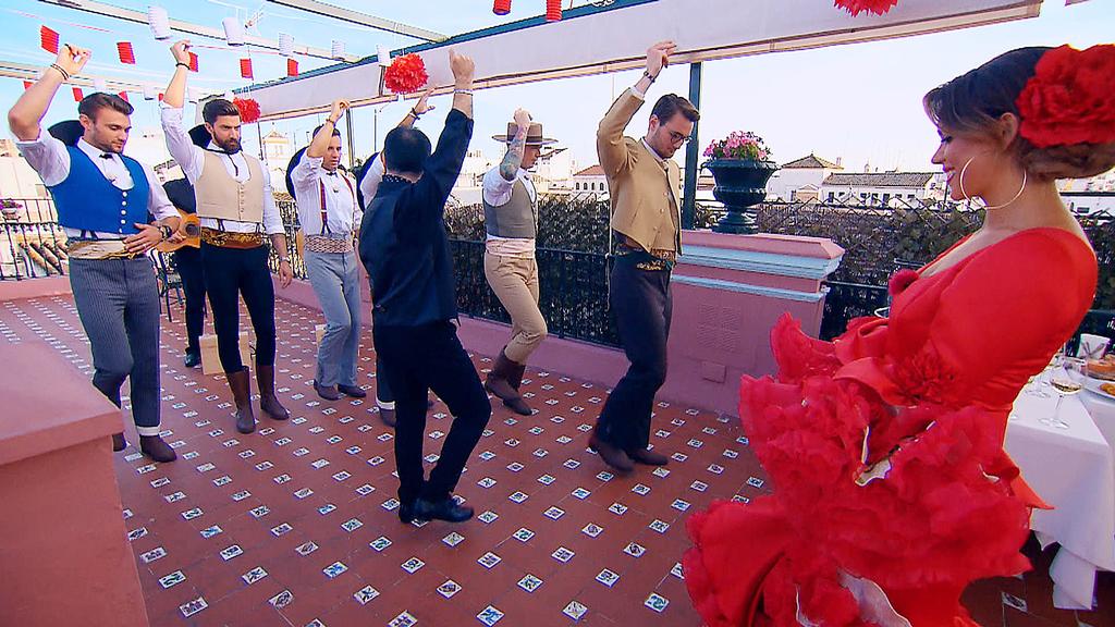 In andalusischer Tracht geht es zusammen mit Jessica für (v.l.) Michi, Sebastian, René, Andre und Lukasz zu einer Flamenco-Tanzstunde.