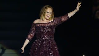 Adele bei einem Konzert.