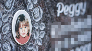 ARCHIV - Ein Gedenkstein mit dem Porträt des Mädchens Peggy auf dem Friedhof in Nordhalben (Bayern), aufgenommen am 25.04.2013. Das neunjährige Mädchen Peggy aus Lichtenberg (Oberfranken) war 2001 verschwunden.(zu dpa «Was geschah mit Peggy?» vom 29.06.2017) Foto: David Ebener/dpa +++(c) dpa - Bildfunk+++