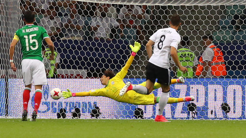 Fußball: Confederations Cup, Deutschland - Mexiko, Finalrunde, Halbfinale am 29.06.2017 im Fisht Stadium in Sotschi, Russland. Leon Goretzka (r) aus Deutschland erzielt das Tor zum 1:0 gegen Torwart Guillermo Ochoa (M) aus Mexiko. Foto: Christian Cha