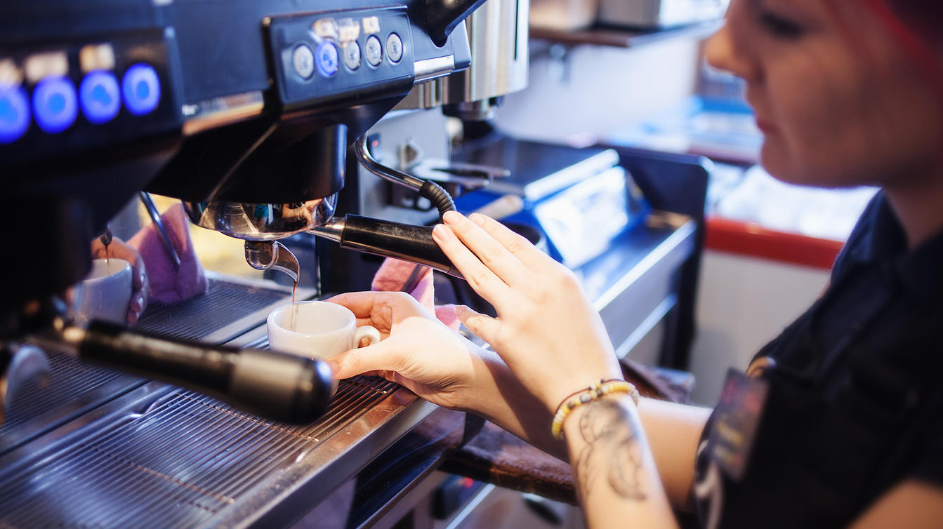 Eine wissenschaftliche Studie belegt, dass sich jede Menge Bakterien in Kaffeevollautomaten tummeln.