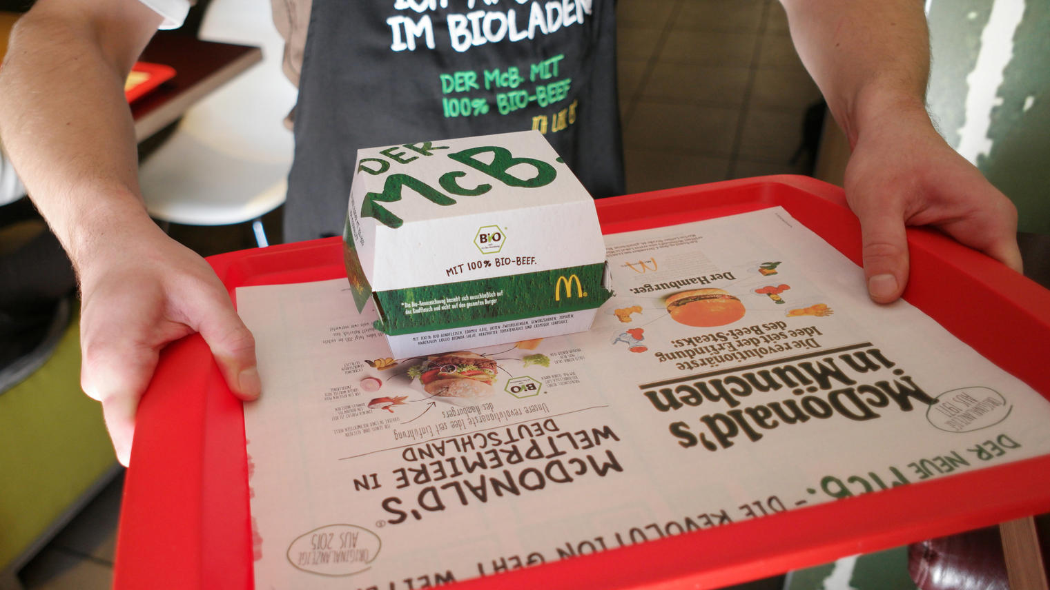 Ein Bio-Burger wird in einer McDonalds-Filiale am 01.10.2015 in Berlin serviert. Foto: Jörg Carstensen/dpa +++(c) dpa - Bildfunk+++